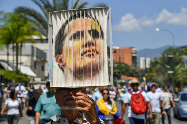 Crowds form in Venezuela to welcome home Guaido