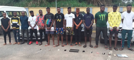 Cybercrime: EFCC raids Yahoo boys hideout in Edo, seizes 26 phones, cars/newsheadline247