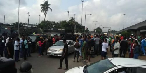 #RevolutionNow: Gunshots as policemen, soldiers disperse protesters in Lagos/newsheadline247