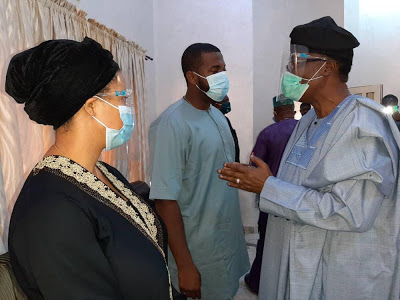 Kashamu: Ex-Ogun Gov. Daniel pays condolence visit to widow, family in Ijebu Igbo [Photos] - newsheadline247.com