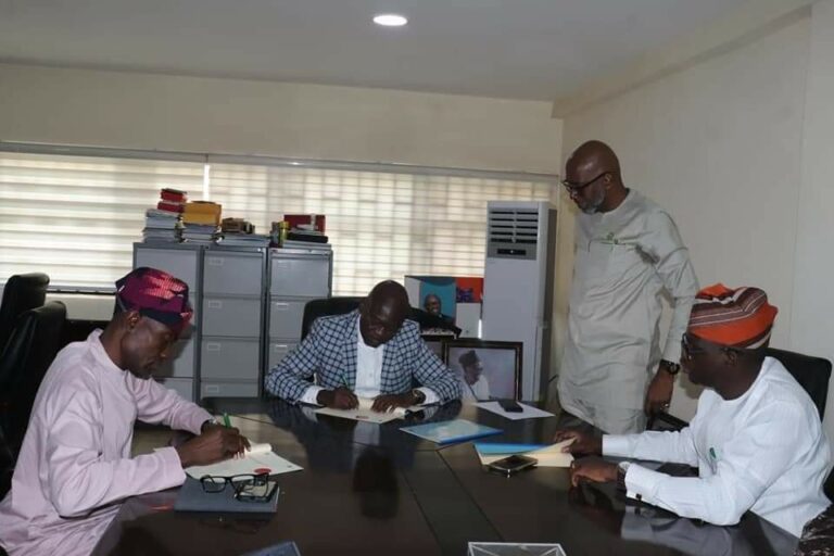 Ogun, Lagos Sign MoU On 31Km Redline Rail Project, As Operation Begins 2023