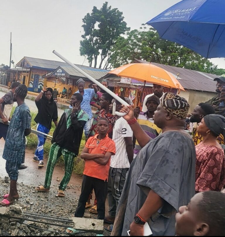 Rainstorm: Olota, Oba Adeyemi Obalanlege, visits affected areas in Sango-Otta