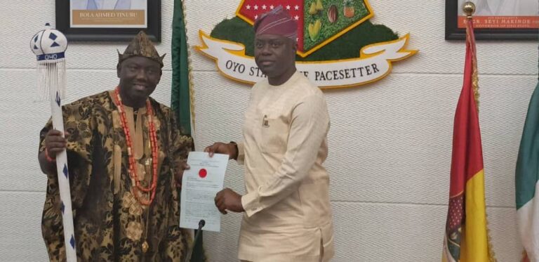 Gov. Makinde presents Staff of Office to new Alaafin Owoade